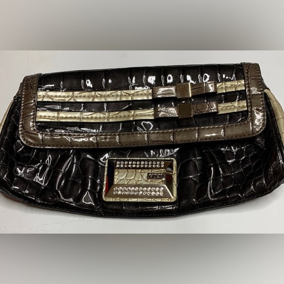 NWT Guess Purse Clutch Black Gold Patent Leather Gold Accessories - Picture 1 of 7